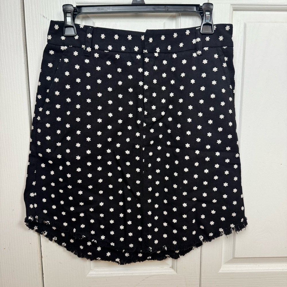 209wst38 Elegant Black and White Floral Mini Skirt